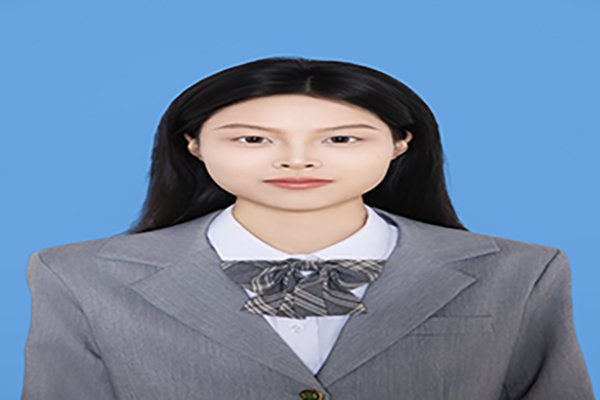 一个身影正在反复练习英语自我介绍